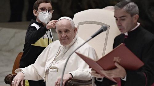 El curioso momento del Papa y un niño que le quiso “robar” el solideo durante la Audiencia