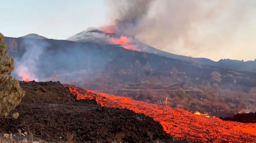 A un mes de la erupción del volcán de La Palma, no hay perspectiva de que cese