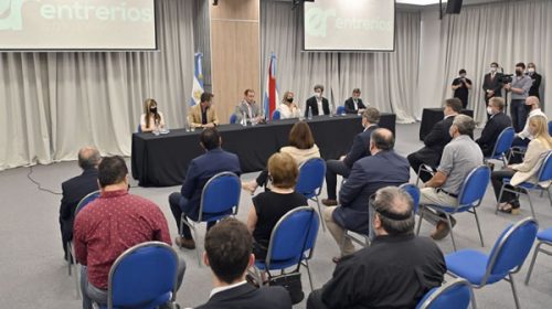 Bordet firmó contratos para obras educativas, sanitarias y de salud