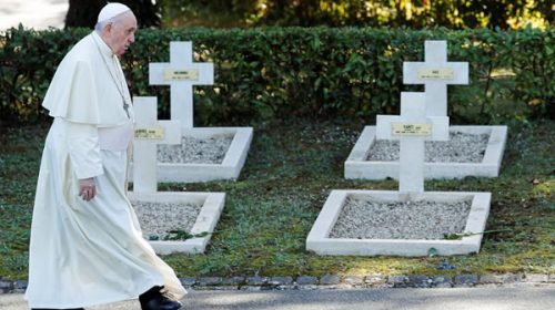 El contundente mensaje del papa Francisco tras visitar un cementerio militar en el día de todos los santos