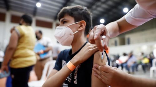 Aprobaron la estrategia de aplicar dosis de refuerzo a adolescentes de 12 a 17 años