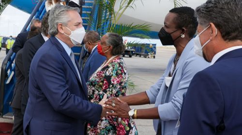 Fernández concluye su visita con una reunión con la primera ministra de Barbados