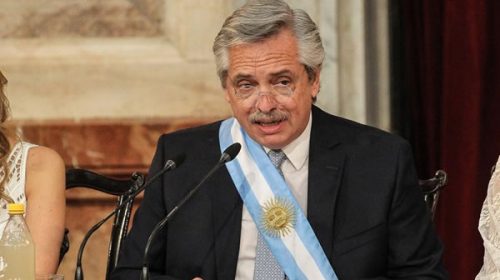 Alberto prepara el borrador de su discurso para la apertura de las sesiones ordinarias