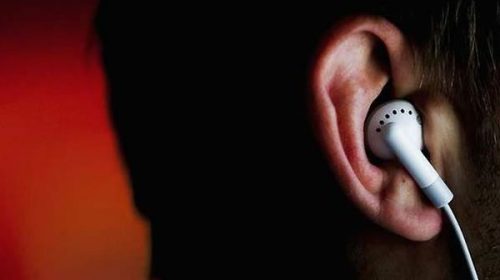 ONU alerta que más de mil millones de jóvenes pueden perder audición por escuchar música alta