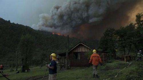 Incendios forestales: el fuego sigue arrasando con el Complejo Lago Martín, en Río Negro