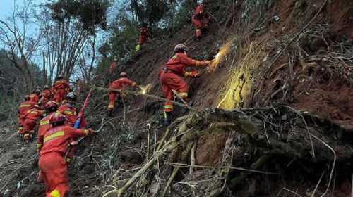 Hallaron una de las cajas negras del avión que se estrelló en China con 132 pasajeros