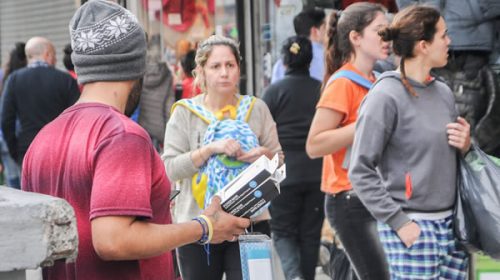 El desempleo cayó a un 7%, pero creció fuerte la informalidad laboral
