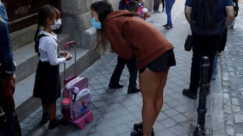Polémica en Misiones: escuelas impiden a las madres presentarse con minifaldas y musculosas