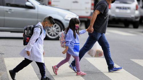 Médicos afirman que “no es momento” de retirar la obligatoriedad del barbijo en las aulas