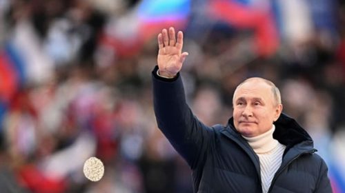 En un estadio repleto, Vladimir Putin prometió que Rusia prevalecerá en Ucrania