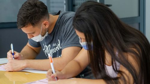 A través del Becario, estudiantes realizarán prácticas en un laboratorio de medicamentos