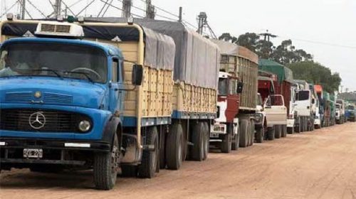 Los transportistas de granos iniciaron paro por falta de combustibles