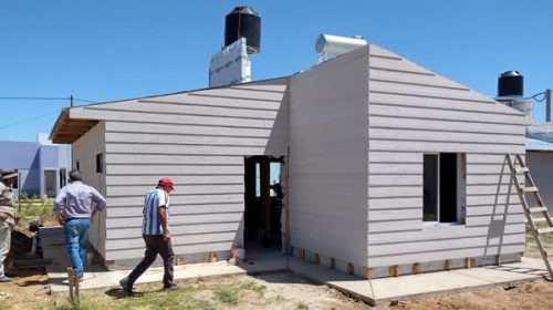 Cuentan con un gran avance las 22 viviendas de madera que se construyen con fondos provinciales en Chajarí y Ubajay
