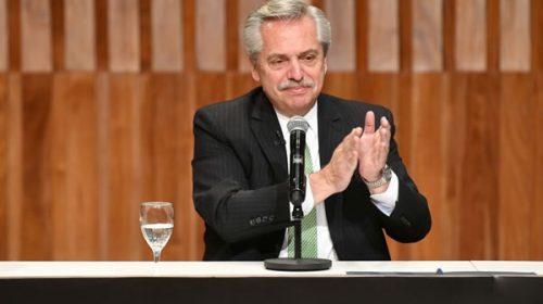 Alberto Fernández entrega créditos en Ushuaia y encabeza un homenaje a caídos en Malvinas