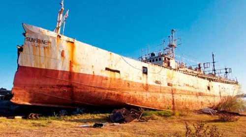 Comenzó el desguace de pesqueros chinos abandonados en el río Uruguay