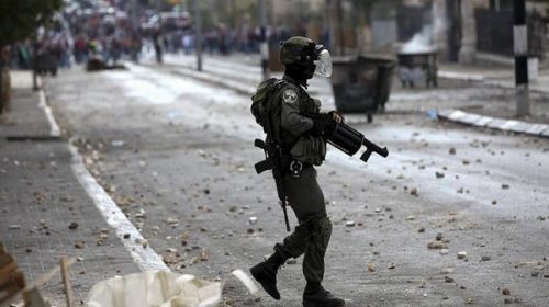 Soldados israelíes disparan a un joven palestino que se acercó al muro que divide Israel de Cisjordania