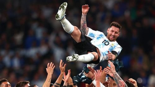 Lionel Messi superó en títulos a Pelé y está a cuatro del máximo ganador, Dani Alves