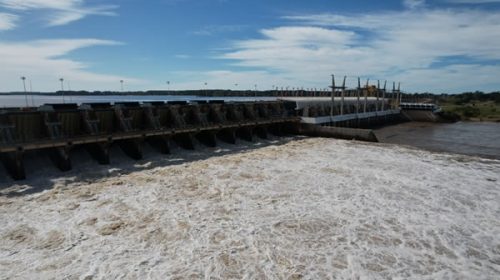 Salto Grande opera para regular el caudal del río Uruguay