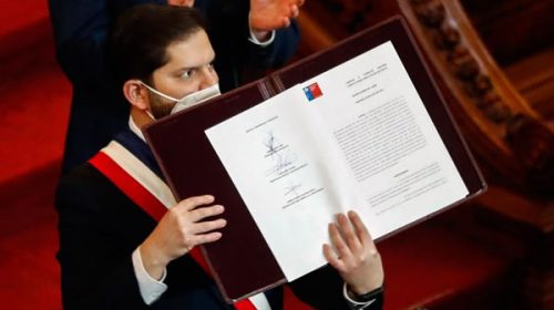 Boric recibió el proyecto de la nueva Constitución chilena
