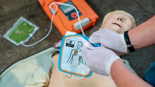 Salud: suman desfibriladores en espacios públicos para prevenir muerte súbita