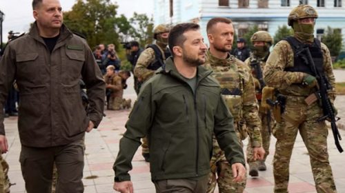 Zelenski visita de sorpresa Izium, la ciudad reconquistada a las tropas rusas