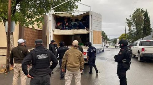 Rescataron a 121 migrantes hacinados en el interior de un camión abandonado en México