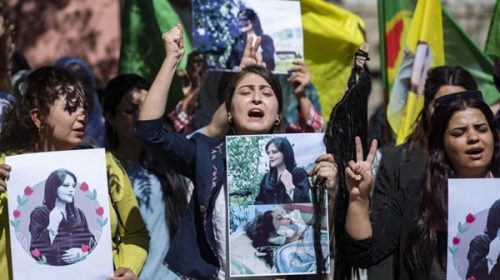 La policía de Irán promete reprimir firmemente las protestas por la muerte de una mujer