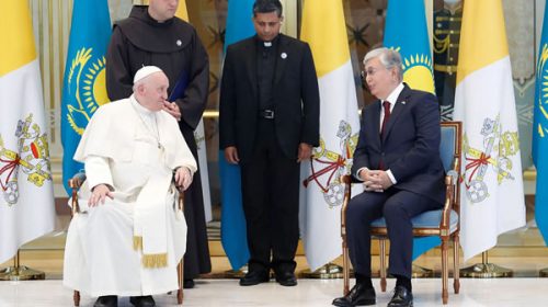 El Papa llegó a Kazajistán por una visita de tres días centrada en el diálogo y la paz