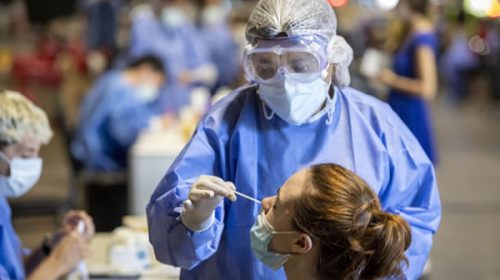 Los casos de coronavirus se redujeron casi a la mitad en una semana