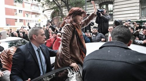 Sigue la vigilia de la militancia frente a casa de Cristina por undécimo día consecutivo