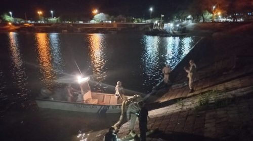 Tras el incendio en pinturería de Federación, realizaron tareas para minimizar daños en el lago