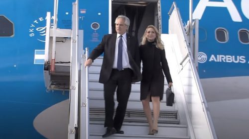 Alberto Fernández llegó a Francia para participar del Foro de París sobre la Paz