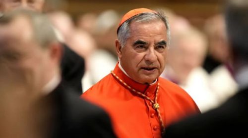 Quién es y qué hizo Angelo Becciu, el poderoso cardenal que dice que Francisco lo “quiere muerto”