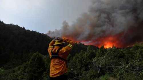 Combaten un incendio en Bariloche cuyo humo se expande a la ruta 40
