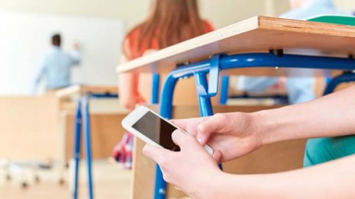 Prohibieron el uso de celulares y dispositivos tecnológicos en las escuelas de Catamarca