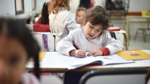 Desde abril, más de 1.500 escuelas agregarán una hora más de clases