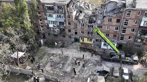 Cinco muertos en un ataque ruso contra un edificio residencial en el sur de Ucrania