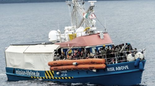 Casi 90 migrantes rescatados del Mediterráneo llegaron a Italia en un barco humanitario