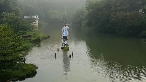 Pasión sin límites: crean una gigantografía de Lionel Messi en medio de un río en la India
