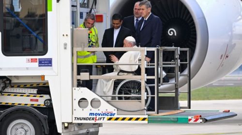 El papa Francisco es el primer pontífice en viajar a Bahréin: partió este jueves y se quedará allí tres días