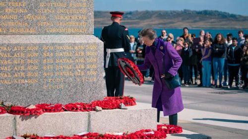 El Gobierno tildó de “acto colonial” la visita de la hermana de Carlos III a Malvinas