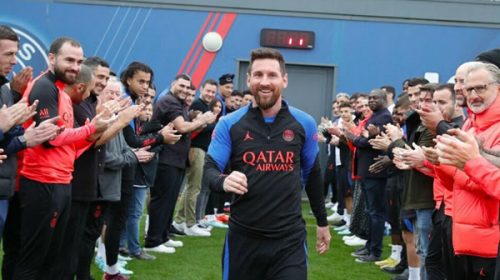 Messi regresó a Francia y el PSG lo recibió con un pasillo de honor