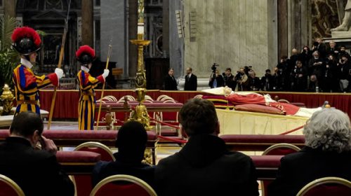 Helicópteros, 500 voluntarios y 1.000 periodistas acreditados para el funeral de Benedicto XVI