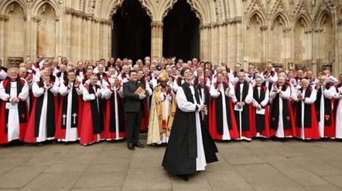 La Iglesia de Inglaterra debate usar lenguaje neutro para referirse a Dios