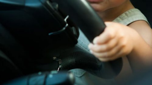 Suspenderán las licencias de conducir de quienes dejen manejar a sus hijos menores