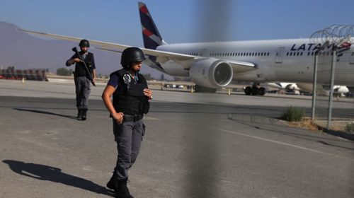 Tiroteo en el aeropuerto de Chile tras un intento de robo a camión de caudales: dos muertos Tiroteo en el aeropuerto de Chile tras un intento de robo a camión de caudales: dos muertos