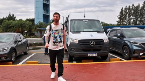 Con Messi a la cabeza, los campeones del mundo siguen llegando a la Argentina para celebrar el título con los hinchas