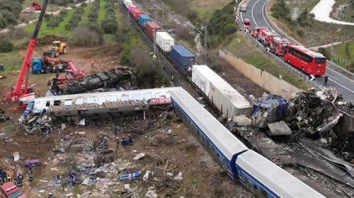 Chocaron dos trenes en Grecia: reportaron al menos 32 muertos y 85 heridos