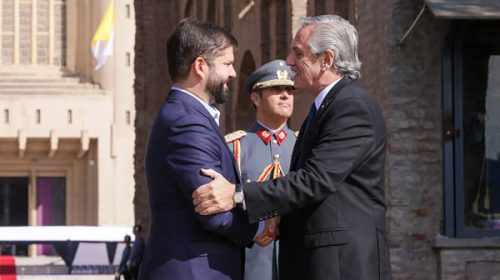 Fernández y Boric encabezaron la conmemoración de los 205 años del Abrazo de Maipú Fernández y Boric encabezaron la conmemoración de los 205 años del Abrazo de Maipú