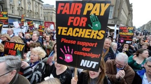 Huelga docente en protesta por los bajos salarios y las condiciones laborales inadecuadas Huelga docente en protesta por los bajos salarios y las condiciones laborales inadecuadas